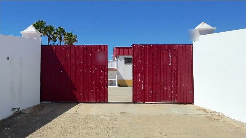 El portón rojo de la entrada